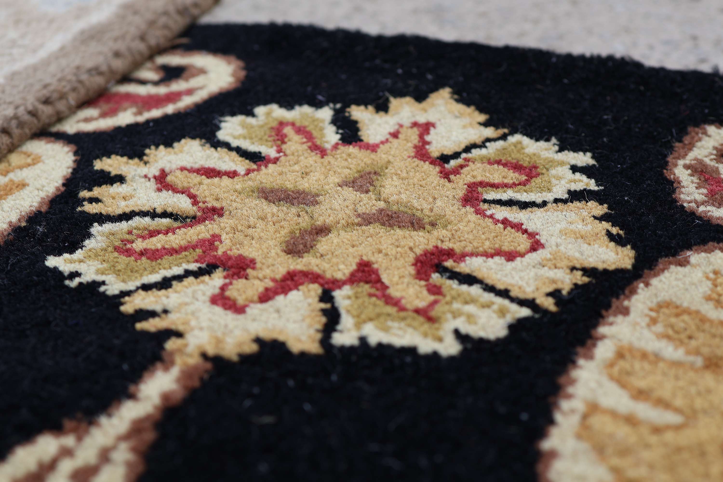 Harf – Black Hand-Tufted Carpet